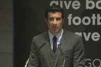 Figo apresenta candidatura a FIFA